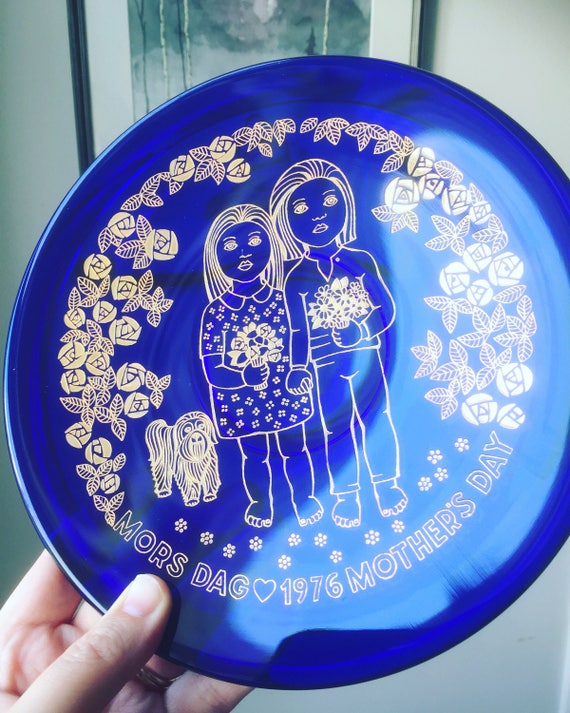 Orrefors colbalt blue gold 1976 mors dag mother’s day collectors plate Scandinavian crystal blue glass