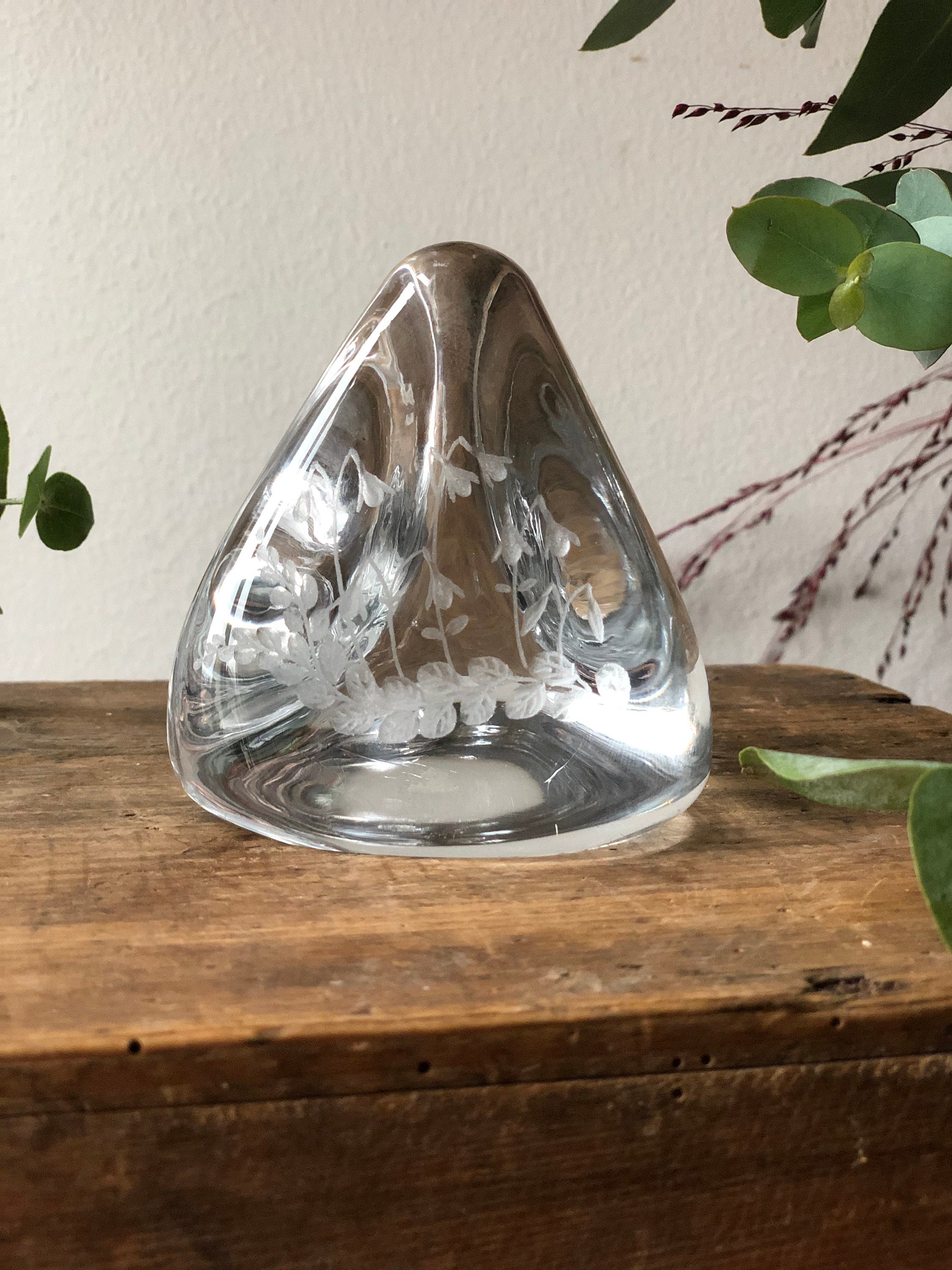 swedish-crystal-etched-paper-weight-of-linnea-flowers-signed-tony-racov