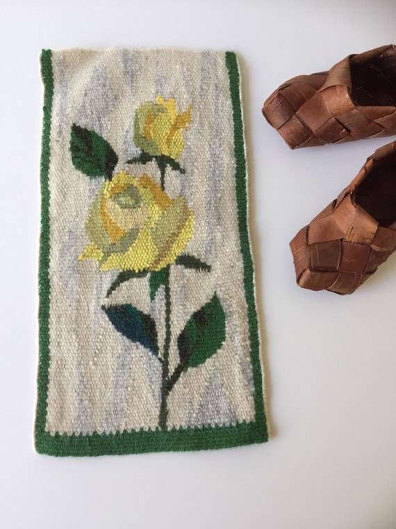 Handwoven/kilim/wallhanging/yellow roses/flower/folk art/traditional/Flemish/slow art/flamsk/Swedish/Scandinavian/nordic