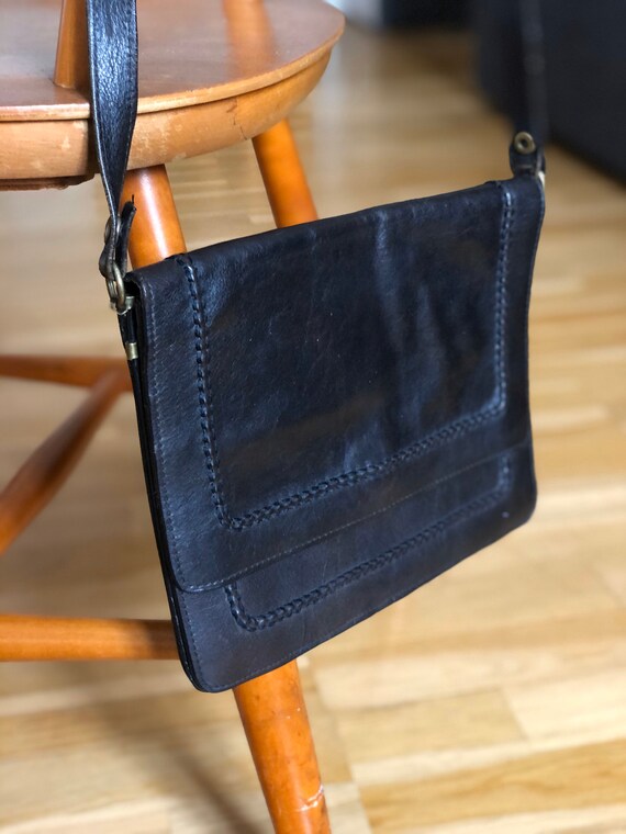Preloved Vintage Black and Brown bag Still have some life .. Made in ITALY Vera Pelle Leather Crossbody Bag Purse MADE IN ITALY BLACK  main image 4