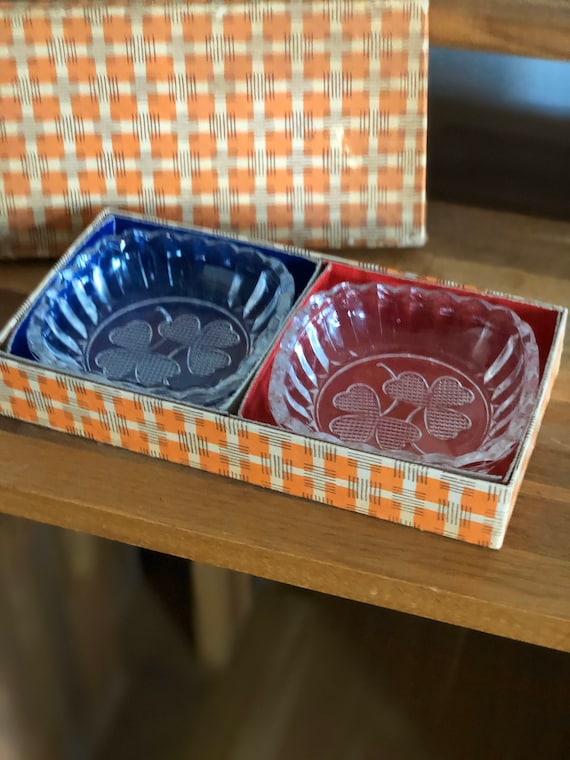 Shamrock Pair glass snack bowls with clovers in original box / peanut bowls 1950s