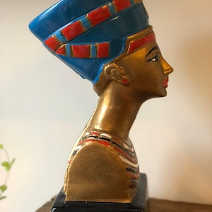 Chalkware Plaster Bust of Egyptian Queen Nefertiti statue bust figurine bookend 1970s chalkware