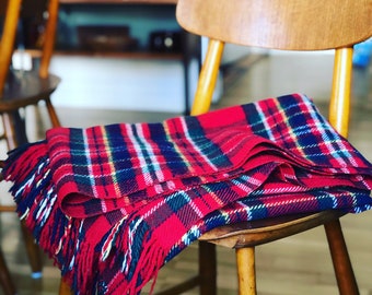 Couverture de laine rouge vert jaune tons de laine couverture de laine lancer vintage design rétro fabriqué en Suède laine vierge par Tidstrand