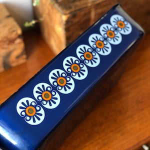 Vintage baking pan dish enamelware oven to table retro flower pattern on bright blue