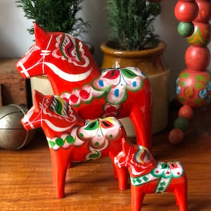 Set of 3 of Swedish handcarved dalahästar dala horse dalahorse mid century 1950s red tradition figurines wooden
