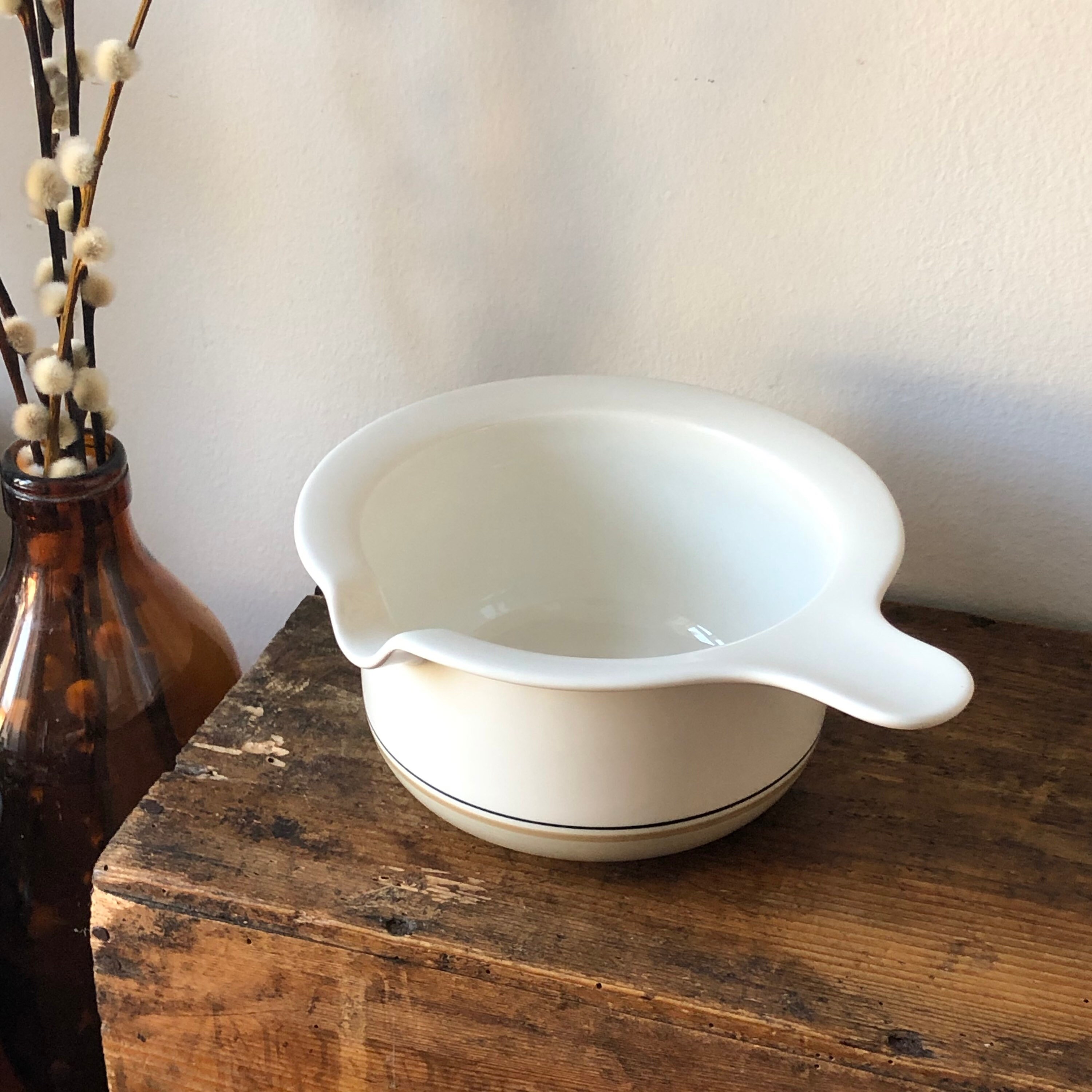 Vintage Arabia serving gravy bowl with spout and handle Arctica Seita/Design Raija Uosikkinen