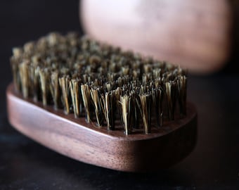 Brosse à barbe en noyer noir | Poils de sanglier noirs | Carré Ovale | Avec • Sans étui de rangement en cuir Saffiano