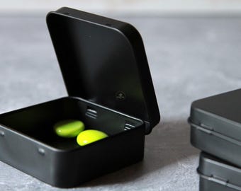 2 piezas ~ Lata metálica cuadrada de 2,76" x 2,76" x 0,91" / con tapa abatible / Solo negro mate