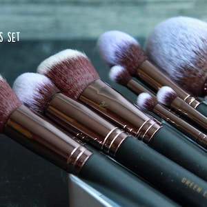 Ensemble de pinceaux de maquillage ultra-doux | 10 pièces | Poils synthétiques | Manche en bois noir | Virole en or rose | avec pochette en cuir