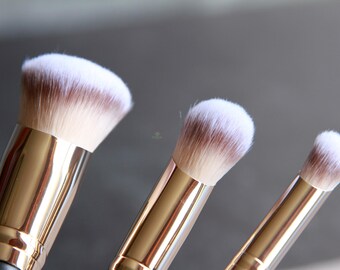 Foundation Contour Conceal Brush Set: Synthetic Bristles, Wooden Handle, Green Pouch