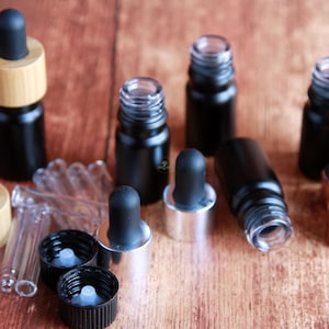 Paquet de 5 mini flacons compte-gouttes en verre d'environ 5 ml (0,16 oz) | Bonnets en bambou | Taille idéale pour les voyages, finition du cou 18/410