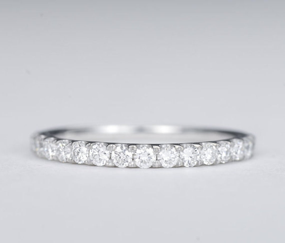 Fede Nuziale Uomo In Argento 925 Con Finitura Oro Bianco 14K, Diamanti Signity Blu 1,1 Ct. Taglia 9 (personalizzabile).