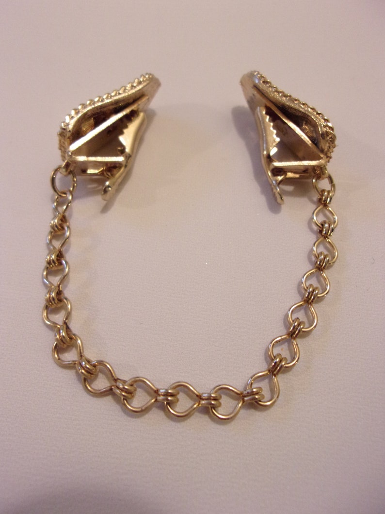 sweater guard clips,genuine cultured pearls,vintage,original packaging,gold tone finish,chain and clips,brushed satin finish,accessories