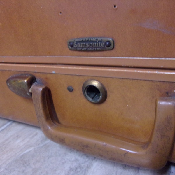 vintage Samsonite leather suitcase,Shwayder Bros. Inc.,Denver,caramel color leather,brass hardware,bakelite,vintage travel,vagabond,storage