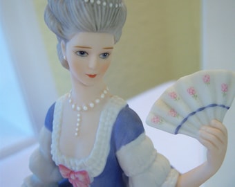 Lenox beeldje, fijn porselein, gemaakt in Japan, Governor's Garden Party, Lenox collectible, blauwe en roze formele jurk, drukte, ruches en linten