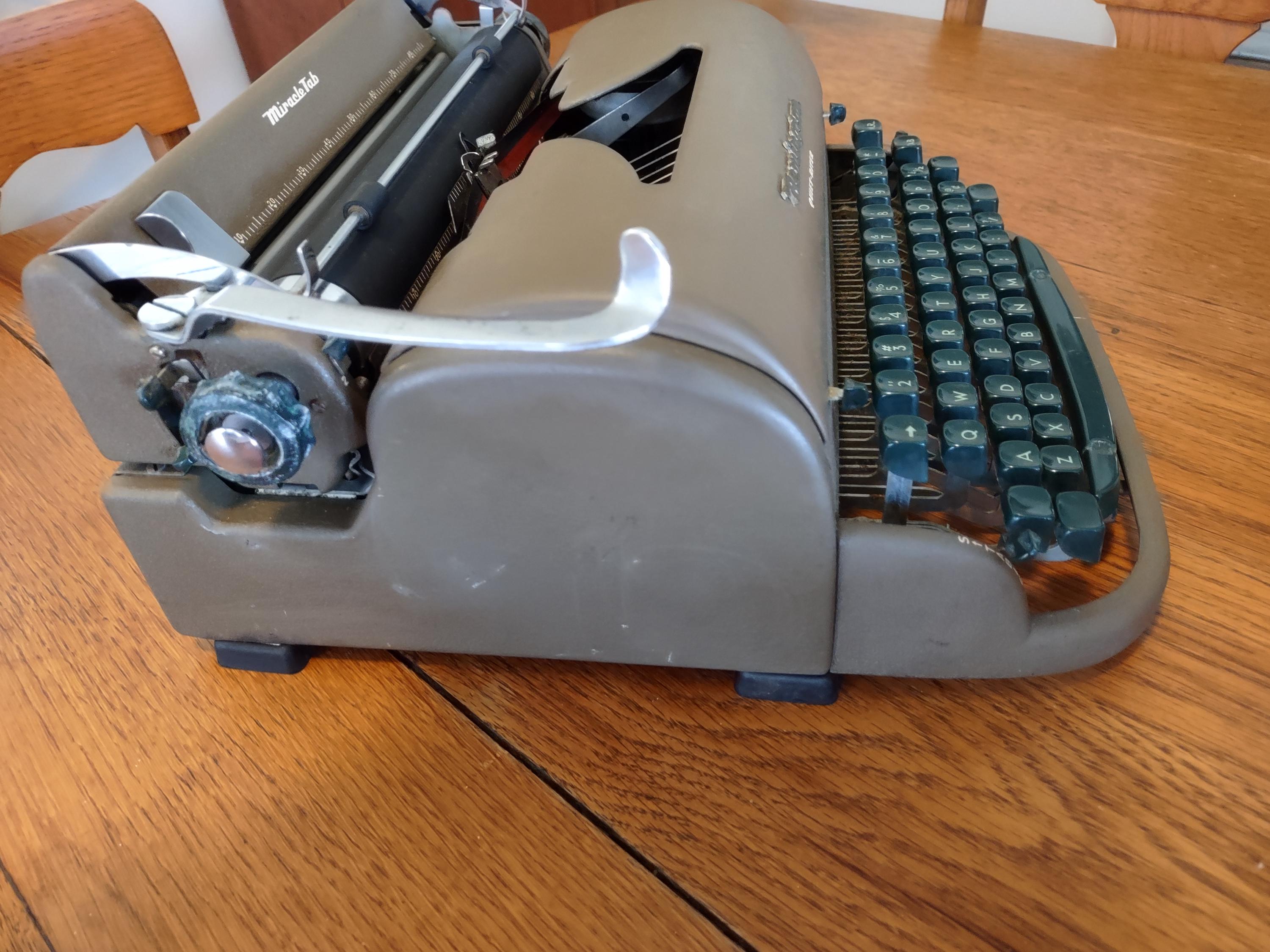 Remington Quiet-riter Typewriter,1950s,hard Case,gray,green Keys
