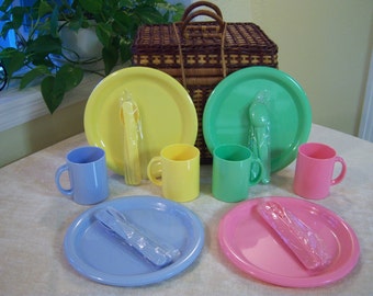 Wicker picnic basket/Pastel color picnic plates/Cottage chic/Beach decor