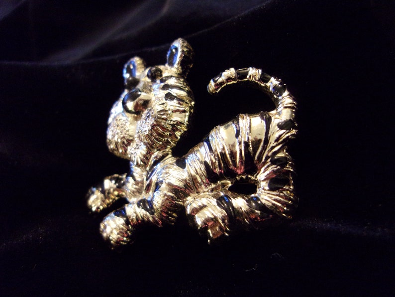 vintage tiger brooch,tiger pin,whimsical tiger,gold tone metal,black enamel,pouncing tiger,black bead eyes,playful tiger,vintage jewelry image 3