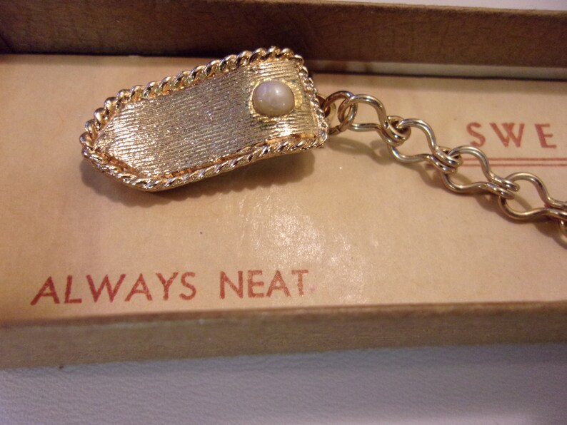 sweater guard clips,genuine cultured pearls,vintage,original packaging,gold tone finish,chain and clips,brushed satin finish,accessories