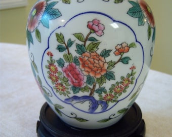 Porseleinen gemberpot met gesneden standaard/gemberpot uit de jaren 70/Floral design gemberpot/Aziatisch decor