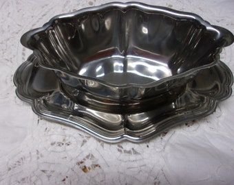 vintage stainless gravy bowl,attached plate,18/10.Lifestyle brand,oblong bowl,made in Italy,dining,serving,stainless gravy boat,entertaining