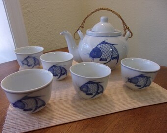 Vintage asiatische Teekanne,Porzellan Teekanne,blau und weiß,Wels,Karpfen,Koi,Bambusgriff,(5) passende Tassen,Bambusmatte,Esszimmer,Unterhaltung,dekor