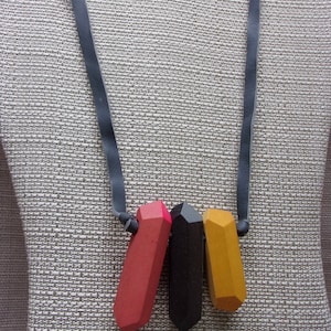 collana prisma in legno, cordone in pelle scamosciata, oro nero rosso, tribale, cavo in pelle scamosciata grigia, minimale, legno e pelle scamosciata, geometrico, unico, OOAK, regalo, vintage, boho