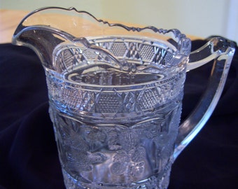 Vintage Sahnekännchen/verziertes Sahnekännchen aus gepresstem Glas/Vogel- und Erdbeermotiv/Shabby Chic/Cottage Chic/viktorianisches Dekor