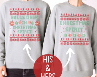 Może przedstawiać: Dwie szare bluzy z motywami świątecznymi. Jedna mówi "BALLS DEEP IN CHRISTMAS SPIRIT" w kolorze zielonym i czerwonym, druga mówi "CHRISTMAS SPIRIT". Obie mają grafiki płatków śniegu i bombek. Obraz zawiera również tekst "HIS & HERS".