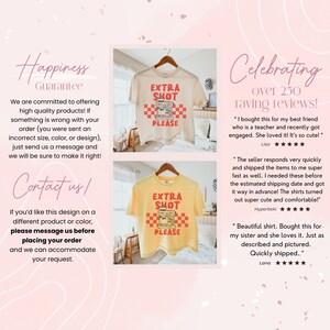 K&ouml;nnte beinhalten: Zwei T-Shirts, eines cremefarbenes und eines gelbes, jeweils mit dem Text "EXTRA SHOT PLEASE" in Rot und Wei&szlig;. Das Design beinhaltet eine Kaffeemaschinen-Grafik. Die Shirts h&auml;ngen an Holzb&uuml;geln.