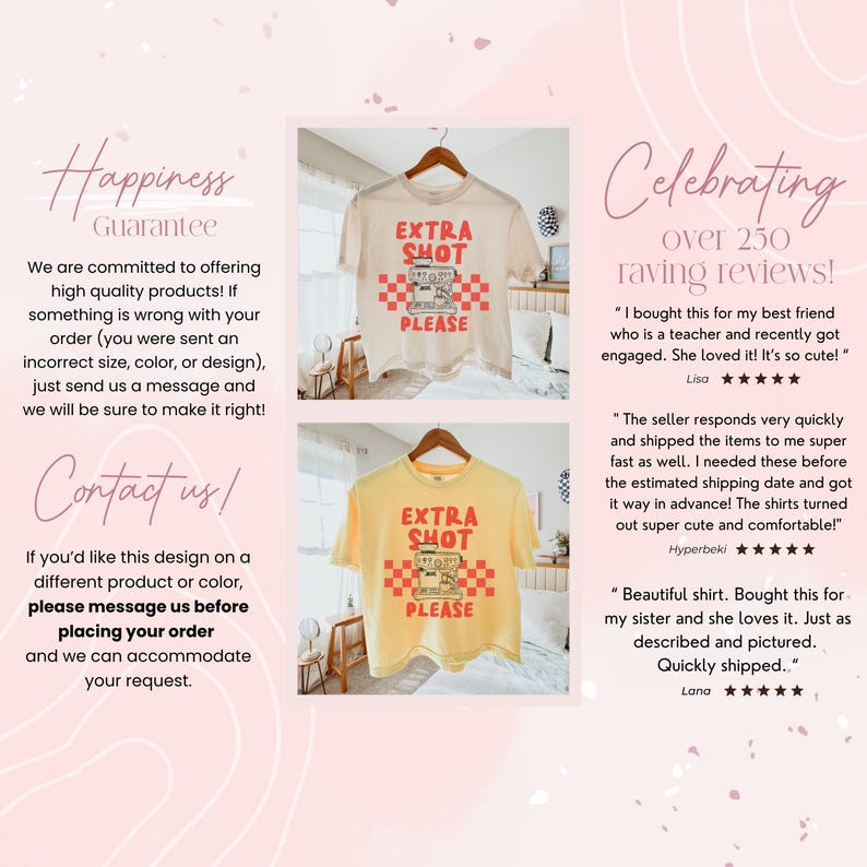 K&ouml;nnte beinhalten: Zwei T-Shirts, eines cremefarbenes und eines gelbes, jeweils mit dem Text "EXTRA SHOT PLEASE" in Rot und Wei&szlig;. Das Design beinhaltet eine Kaffeemaschinen-Grafik. Die Shirts h&auml;ngen an Holzb&uuml;geln.