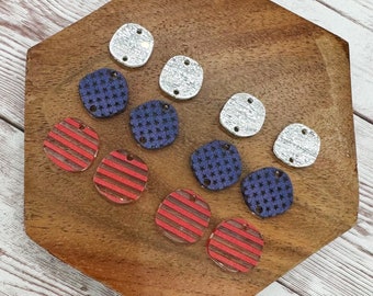Op de afbeelding: Assortiment van ronde, acryl, patriottische versieringen. De versieringen hebben rode, witte en blauwe strepen en sterren.