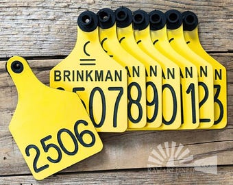 Puede incluir: Etiquetas de oreja de plástico amarillo para ganado con números negros y el texto "BRINKMAN" impreso en ellas. Las etiquetas están numeradas 2506, 2507, 2508, 2509, 2510, 2511, 2512 y 2513.