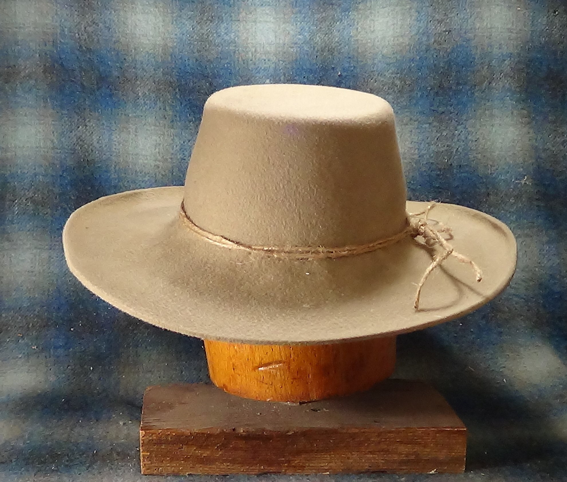 Ютуб шляпы. Ковбойская шляпа из коры. Ковбойская шляпа в разных ракурсах. Ковбойская шляпа вертикально. Австралийская ковбойская шляпа.