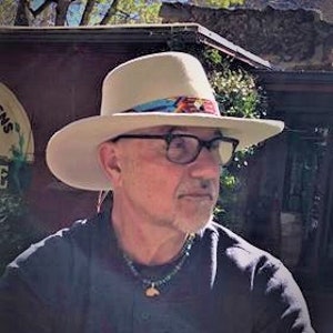 Może przedstawiać: Biały filcowy kapelusz kowbojski z brązowym sk&oacute;rzanym paskiem i kolorową plecioną wstążką. Kapelusz ma szeroki rondel i wysoki korpus.