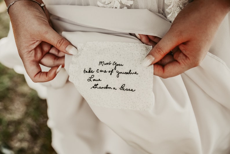 Pu&ograve; includere: Un pezzo di carta bianco con scrittura nera che dice "Miss you take care of yourself Love Grandma Besse"