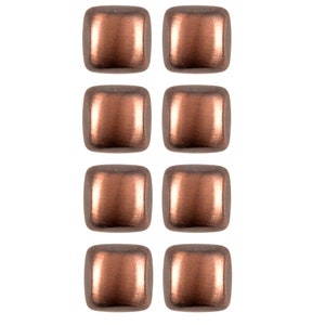 Peut inclure: Huit petits carreaux carrés de couleur cuivre. Les carreaux sont lisses et ont un léger éclat métallique.