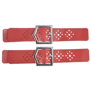 Puede incluir: Dos correas de cuero rojo con hebillas plateadas y un diseño perforado. Las correas tienen aproximadamente 2,5 cm de ancho.