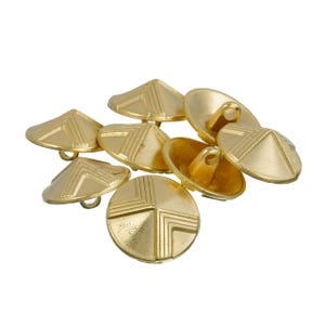 Peut inclure: Un assortiment de boutons dorés avec un motif décoratif. Les boutons ont une boucle au dos pour la couture et présentent un motif géométrique de lignes et d'angles. Les boutons sont ronds et en forme de cône.