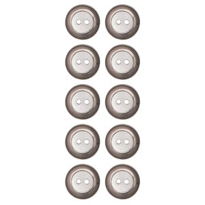 Peut inclure: Dix boutons ronds argentés à deux trous chacun. Les boutons sont ronds et ont un bord surélevé. Ils sont disposés en rangée verticale.