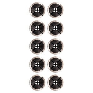 Peut inclure: Dix boutons noirs avec un bord argenté. Chaque bouton a quatre trous disposés en croix.