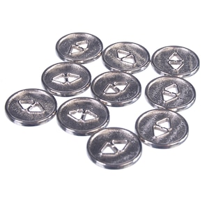 Pode incluir: Dez botões de metal prateados com um design em relevo de dois triângulos apontando para cima. Os botões estão dispostos em um padrão circular.