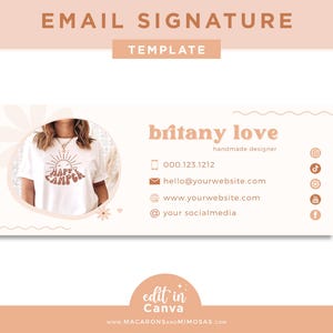 Puede incluir: Plantilla de firma de correo electrónico con una mujer que lleva una camiseta blanca con el texto "Happy Camper" en letras marrones. La plantilla incluye el nombre "britany love", un número de teléfono, una dirección de correo electrónico, una dirección de sitio web y iconos de redes sociales.