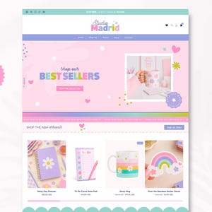 Op de afbeelding: Een website-interface voor Studio Madrid met een roze banner met de tekst shop our BEST SELLERS en een productraster met een Daisy Day Planner, een bloemrijk notitieblok, een mok met madeliefjes en een regenboogsticker.