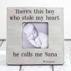 Muttertagsgeschenk für Oma Großmutter Nana Nanny Geschenk zum Muttertag Geschenk personalisierte Bilderrahmen "Dieser junge, die mein Herz gestohlen"