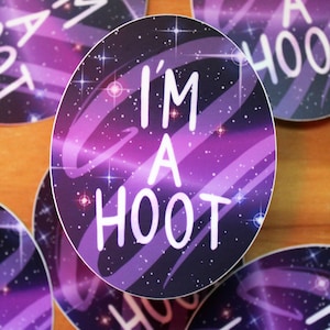Puede incluir: Un conjunto de pegatinas redondas con un fondo de galaxia y texto blanco que dice "I'm a hoot".