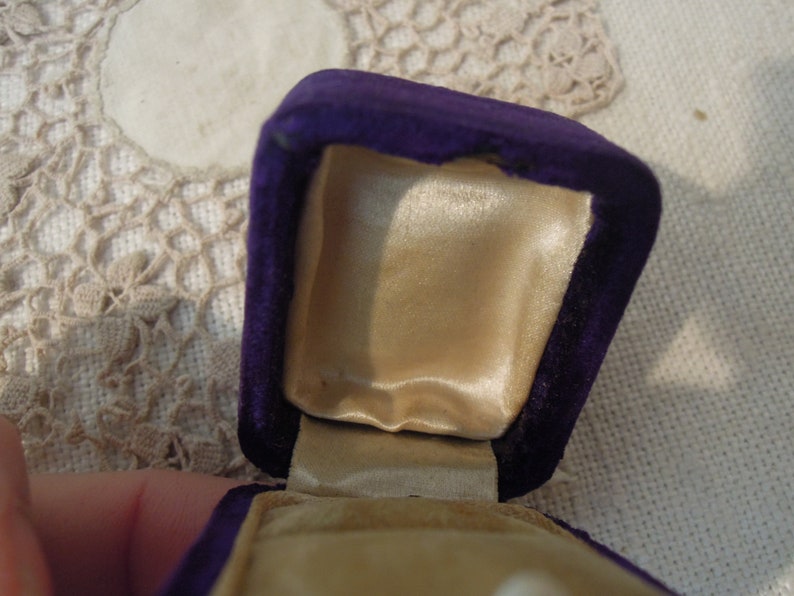 Vintage Victorian Purple Velvet Ring Box / Wedding Engagement / Vintage Presentation Box image 10