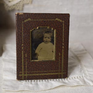 Marco de cartón vintage para viajes con foto de bebé tipo hojalata / Marco antiguo con foto tipo hojalata