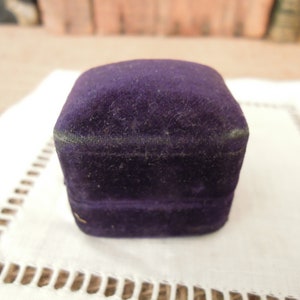 Vintage Victorian Purple Velvet Ring Box / Wedding Engagement / Vintage Presentation Box image 8