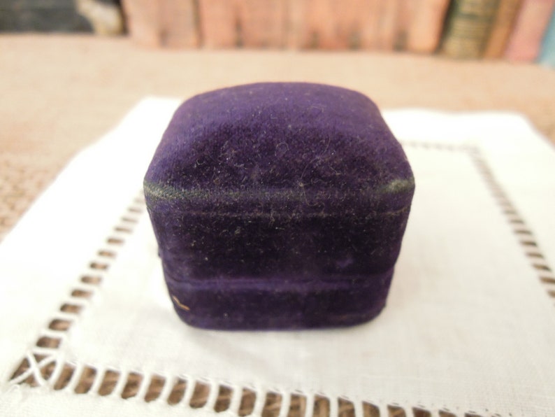 Vintage Victorian Purple Velvet Ring Box / Wedding Engagement / Vintage Presentation Box image 8